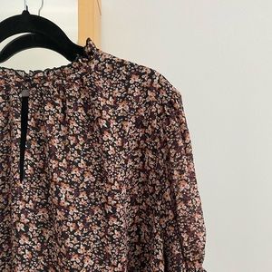 EUC- Ava & Viv short sleeve with cute neck detail